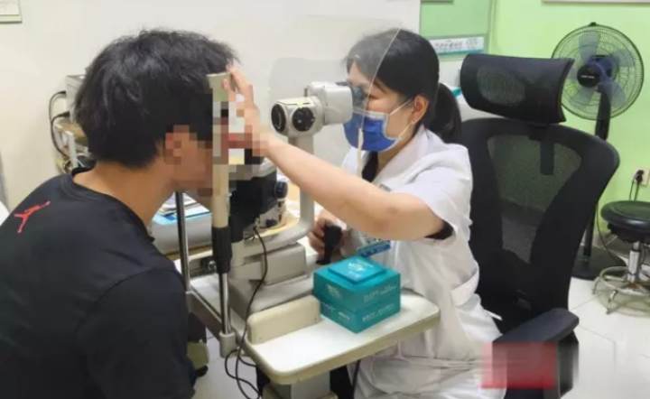 14 岁少年半年四换眼镜却难清晰视物，别把视力下降都当成近视！